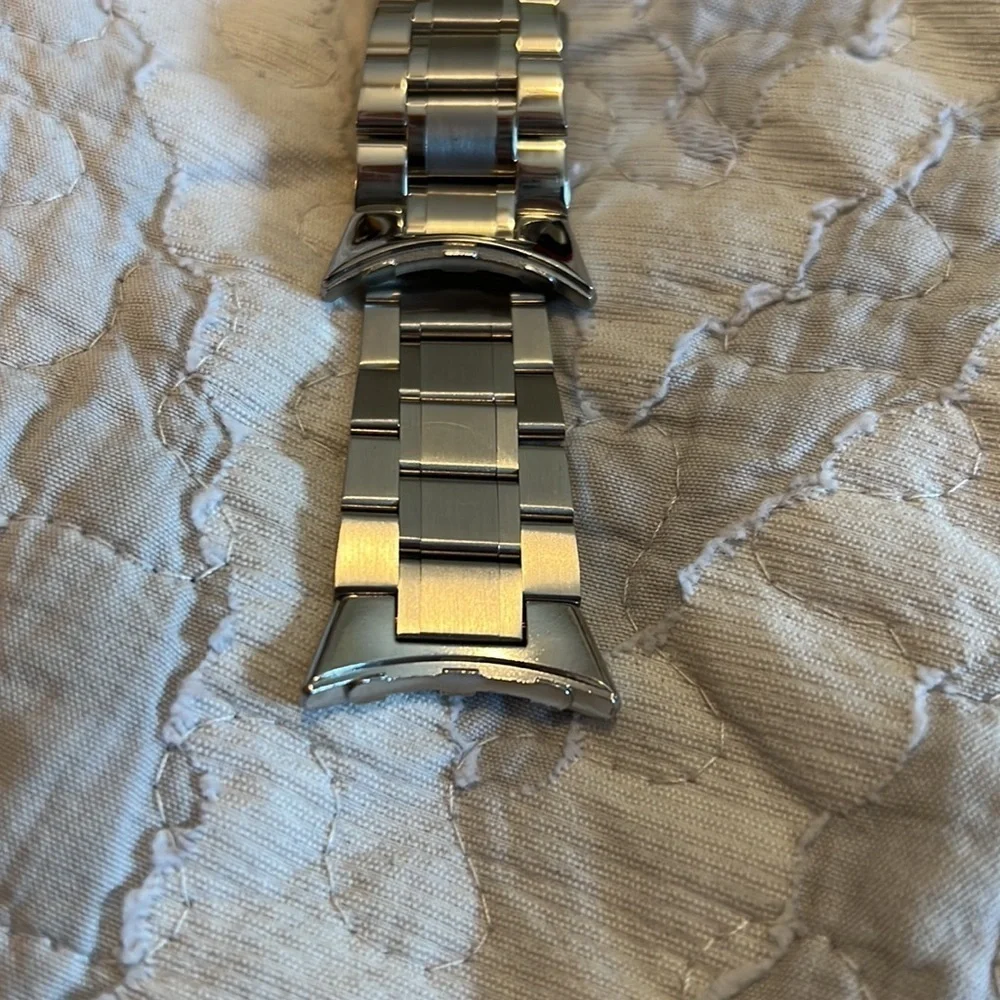 Watch band for round watch head